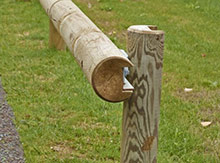 Détail-glissière-routière-en-pin-traité-autoclave-classe-4---Photo-PIVETEAU-BOIS