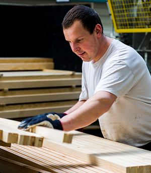 Fabrication-de-carrelets-lamellé-collé-en-pin-chez-VELUX-FRANCE