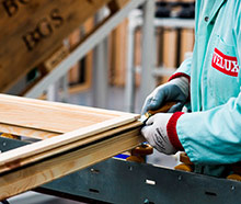 Fabrication-fenêtre-de-toit-en-carrelets-de-pin-lamellé-collé---REF-Velux