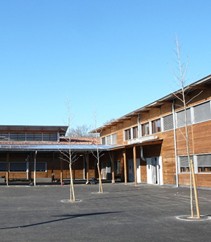 MAURIAC-1-Cour-du-collège-avec-bardage-en-pin-imprégné-marron