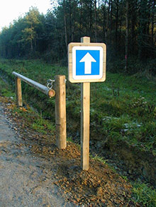 Panneau-signalisation-et-barrière-en-pin-traité-autoclave---Photo-CHARRIER