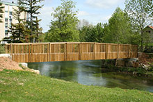 Passerelle-sur-rivière-pin-traité-autoclave-classe-4---Photo-GAILLARD-RONDINO