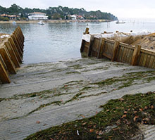 Retenue-de-sable-dans-un-port---Photo-SLE