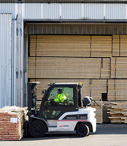 Remplissage-de-séchoirs-à-bois-avec-du-pin---VELUX-FRANCE